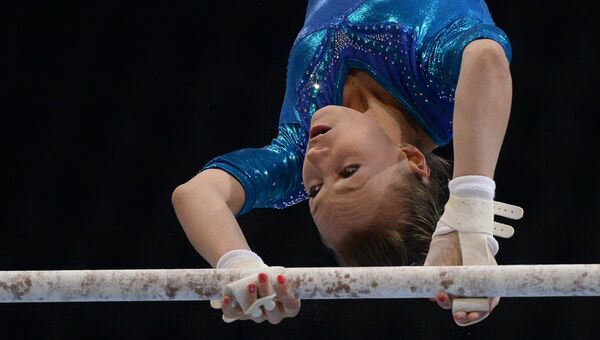 Дарья Спиридонова (Россия) выполняет упражнения на разновысоких брусьях  на чемпионате Европы по спортивной гимнастике в Берне