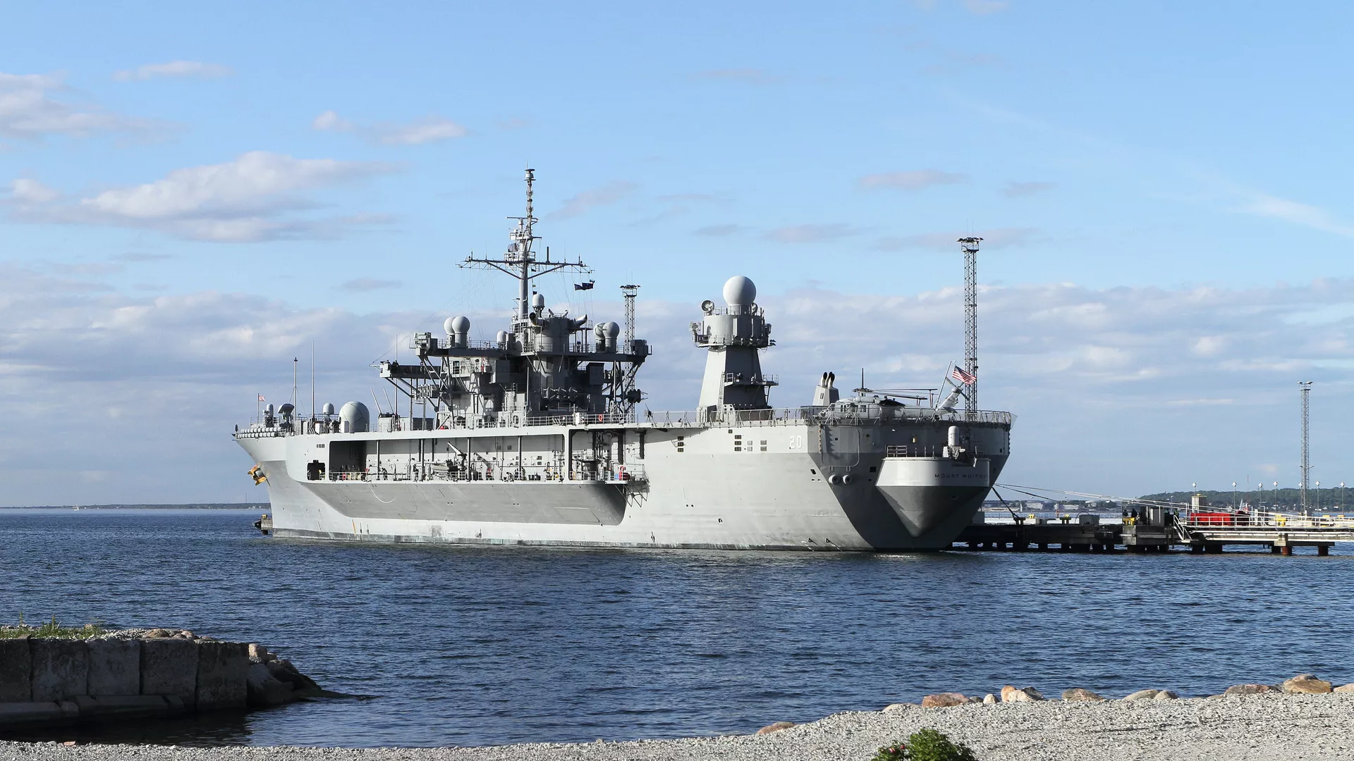 Флагманский корабль шестого флота США Mount Whitney, прибывший для участия в международных учениях ВМС НАТО Baltops, в порту Таллина. Июнь 2016 года  - РИА Новости, 1920, 01.11.2021