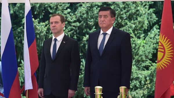 Председатель правительства России Дмитрий Медведев и премьер-министр Кыргызской Республики Сооронбай Жээнбеков на церемонии официальной встречи в Бишкеке, Киргизия