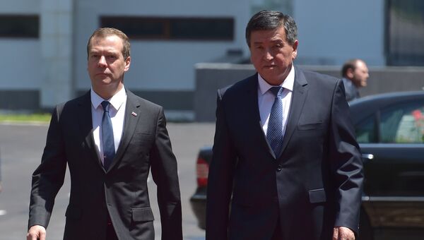 Председатель правительства России Дмитрий Медведев и премьер-министр Кыргызской Республики Сооронбай Жээнбеков на церемонии официальной встречи в Бишкеке, Киргизия. 6 июня 2016