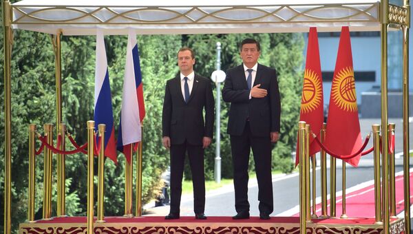 Председатель правительства России Дмитрий Медведев и премьер-министр Кыргызской Республики Сооронбай Жээнбеков на церемонии официальной встречи в Бишкеке, Киргизия. 6 июня 2016