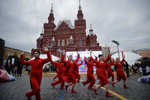 Выступление артистов театра Балет Москва на книжном фестивале Красная площадь в Москве