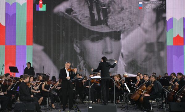 Выступление музыкантов на книжном фестивале Красная площадь в Москве.