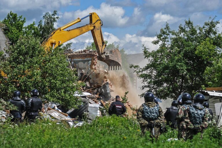 Сотрудники правоохранительных органов в поселке Плеханово в Тульской области, где происходит снос незаконно установленных построек