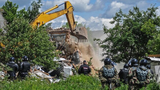 Сотрудники правоохранительных органов в поселке Плеханово в Тульской области, где происходит снос незаконно установленных построек