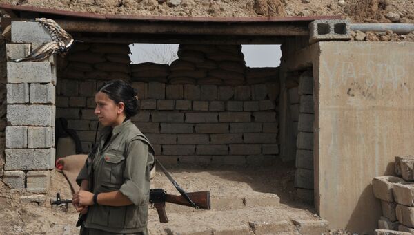 Девушка-боец на передовой на линии фронта с ИГ. Архивное фото