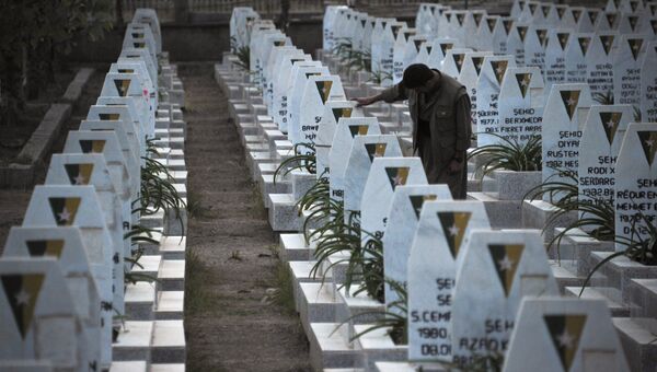 Члены Рабочей партии Курдистана (РПК) на кладбище бойцов РПК, павших в столкновениях с турецкой и иракской армиями, а также с исламистами