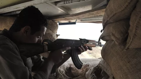 Боец Рабочей партии Курдистана на огневой позиции