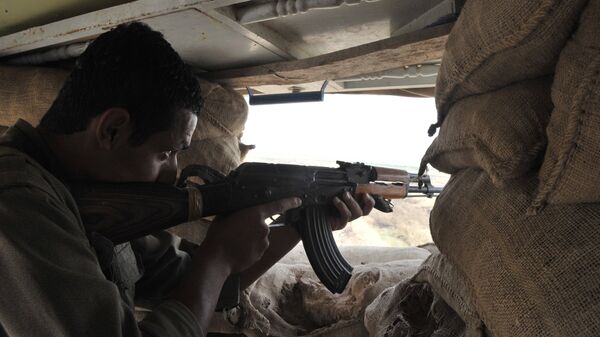Боец на огневой позиции на границе с ИГ. Архивное фото