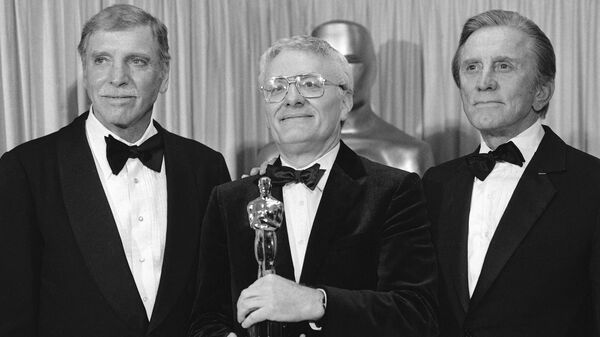 Питер Шеффер (в центре) с Оскаром за сценарий к фильму Амадей. Архивное фото