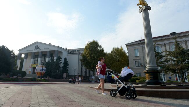 Обелиск с грифоном - сиволом города Керчь. Архивное фото