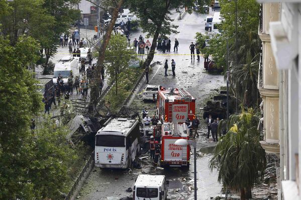 Пожарные на месте взрыва в центре Стамбула. 7 июня 2016
