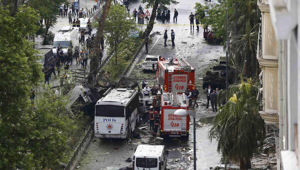 Пожарные на месте взрыва в центре Стамбула. 7 июня 2016