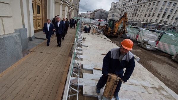Мэр Москвы Сергей Собянин (второй слева) осмотрел ход работ по благоустройству Тверской улицы. Архивное фото
