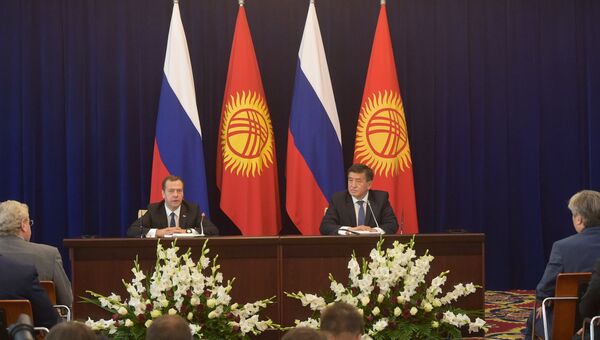 Председатель правительства России Дмитрий Медведев и премьер-министр Кыргызской Республики Сооронбай Жээнбеков на пресс-конференции
