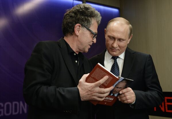 Президент Российской Федерации Владимир Путин (справа) во время посещения Международного информационного агентства Россия сегодня