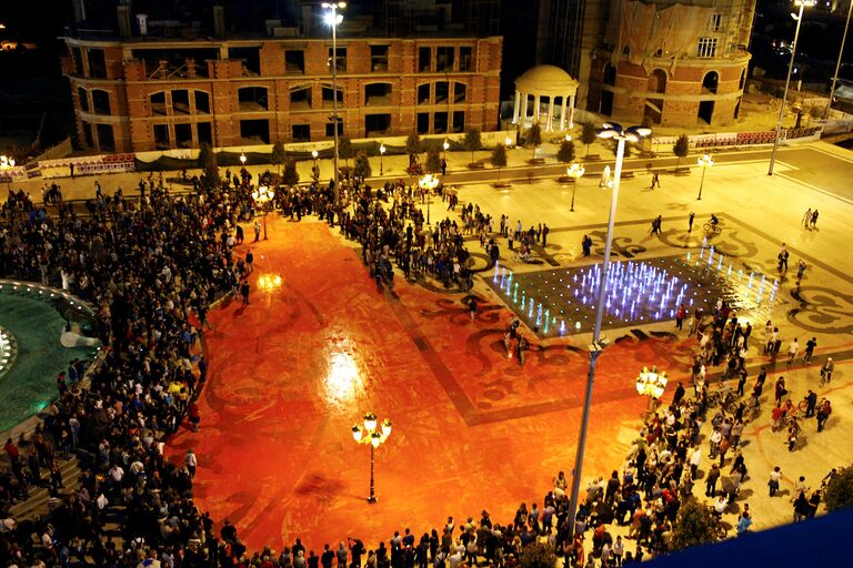 Антиправительственный протест на центральной площади в Скопье, Македония. Июнь 2016