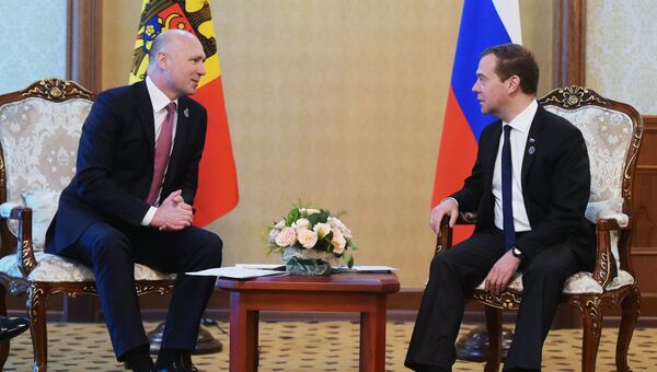 Председатель правительства РФ Дмитрий Медведев и премьер-министр Молдавии Павел Филип во время встречи в Бишкеке