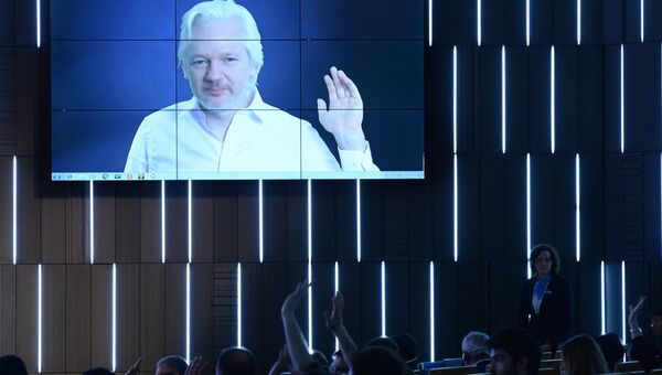 Журналист, основатель WikiLeaks Джулиан Ассанж (Австралия) выступает по видеосвязи во время третьей сессии Конец монополии: век открытой информации