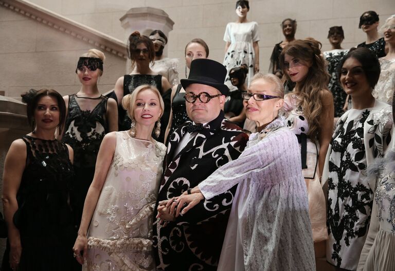 Историк моды Александр Васильев, директор Мультимедиа Арт Музея Ольга Свиблова и актриса Марина Зудина Историк моды Александр Васильев, директор Мультимедиа Арт Музея Ольга Свиблова и актриса Марина Зудина