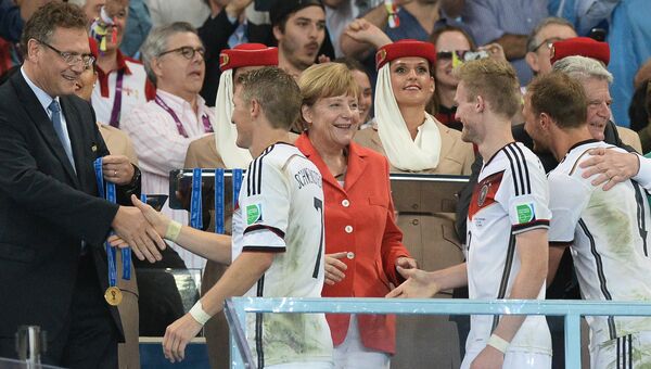 Президент Германии Йоахим Гаук (второй справа) и канцлер Германии Ангела Меркель (в центре)