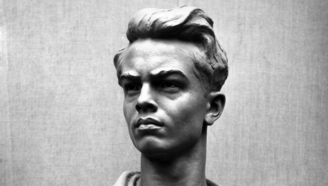 Скульптурный портрет Героя Советского Союза Олега Кошевого. Архивное фото