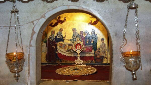 Мраморный престол над мощами Святителя Николая Чудотворца. Архивное фото