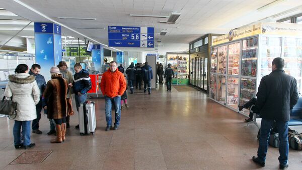 Пассажиры в аэропорту Минска. Архивное фото