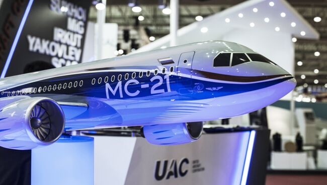 Модель самолета МС-21 на стенде ОАК. Архивное фото