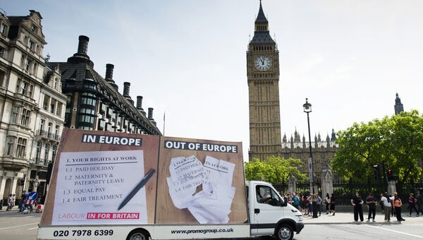 Автомобиль с агитационным баннером на улице Лондона в преддверии предстоящего референдума о членстве Великобритании в Евросоюзе