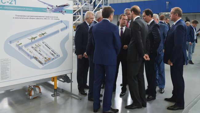 Председатель правительства РФ Дмитрий Медведев во время посещения Иркутского авиационного завода корпорации Иркут. 8 июня 2016