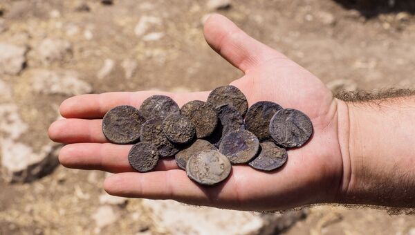Серебряные монеты найденные израильскими учеными при раскопках