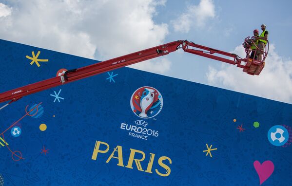 Подготовка фан-зоны Евро-2016 у Эйфелевой башни в Париже