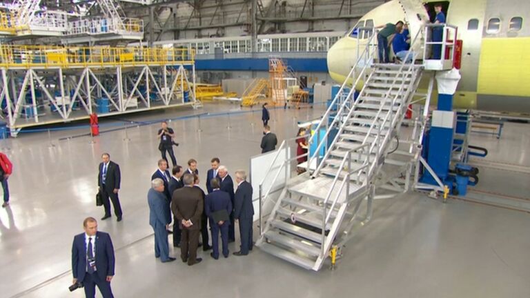 Медведев посетил цех сборки МС-21 в Иркутске и поблагодарил работников завода Медведев посетил цех сборки МС-21 в Иркутске и поблагодарил работников завода