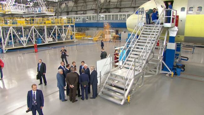 Медведев посетил цех сборки МС-21 в Иркутске и поблагодарил работников завода