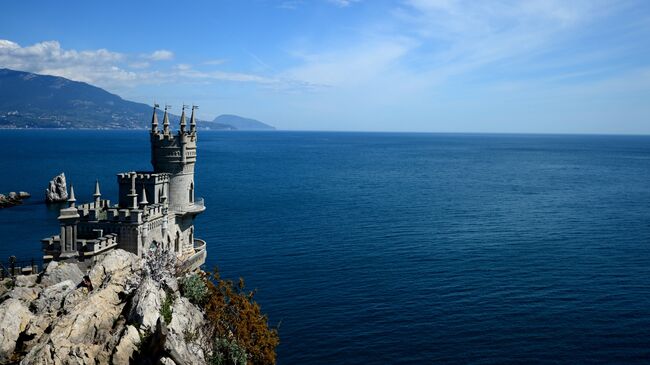 Памятник архитектуры Ласточкино гнездо в Крыму. Архивное фото