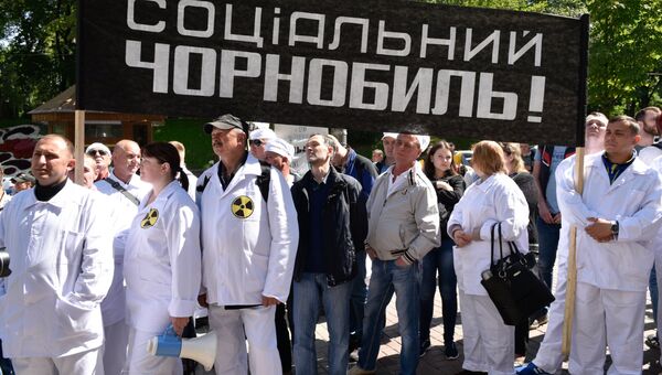 Работники Чернобыльской зоны отчуждения на акции протеста у здания Кабинета министров Украины в Киеве