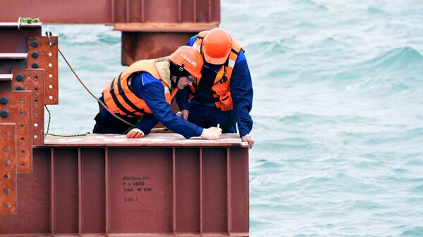 Рабочие во время строительства моста через Керченский пролив в Крыму