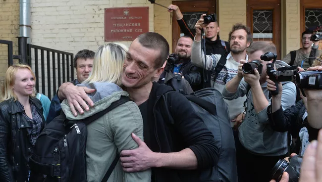 Художник Петр Павленский у здания Мещанского суда Москвы