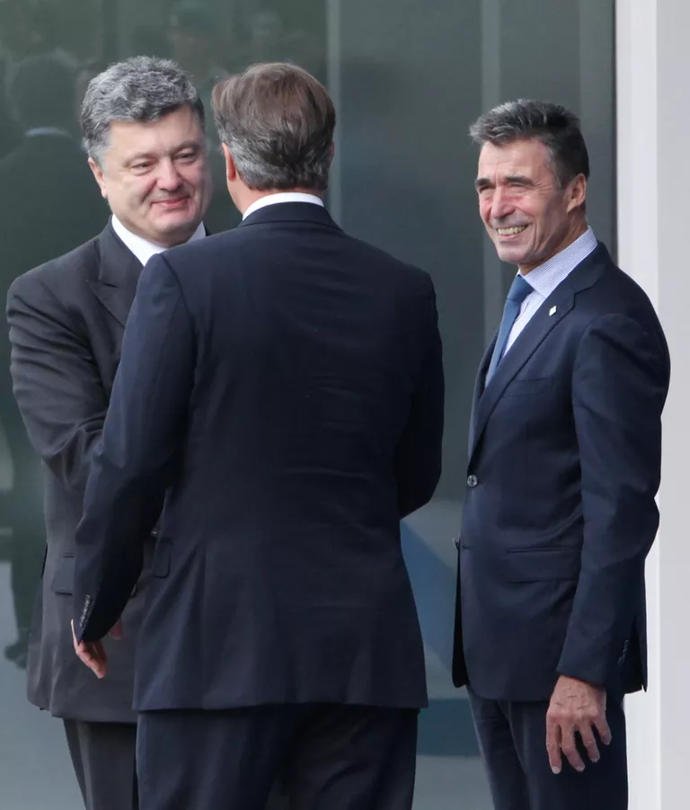 Президент Украины Петр Порошенко, премьер-министр Великобритании Дэвид Кэмерон и генеральный секретарь НАТО Андерс Фог Расмуссен (слева направо) Президент Украины Петр Порошенко, премьер-министр Великобритании Дэвид Кэмерон и генеральный секретарь НАТО Андерс Фог Расмуссен (слева направо)