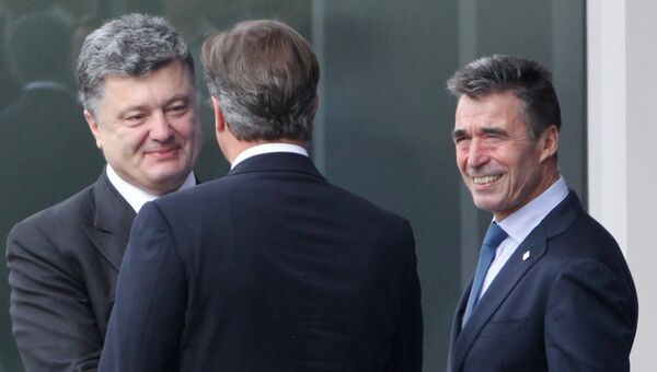 Президент Украины Петр Порошенко, премьер-министр Великобритании Дэвид Кэмерон и генеральный секретарь НАТО Андерс Фог Расмуссен (слева направо)