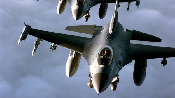 Пара американских истребителей F-16