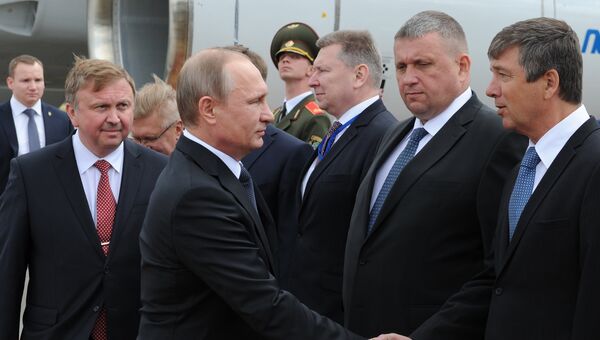 Президент РФ Владимир Путин (в центре) и премьер-министр Белоруссии Андрей Кобяков в международном аэропорту Минска