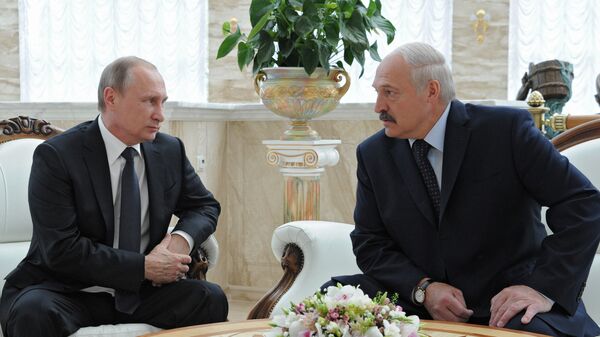 Президент России Владимир Путин (слева) и президент Белоруссии Александр Лукашенко во время беседы в Минске