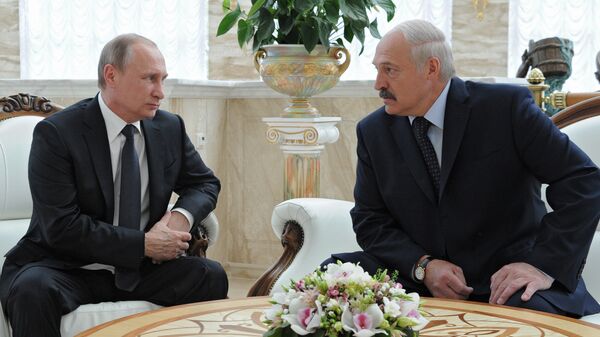 Президент России Владимир Путин (слева) и президент Белоруссии Александр Лукашенко во время беседы в Минске. Архив