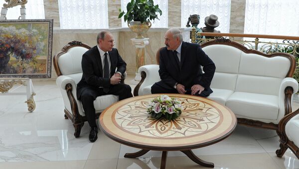 Президент России Владимир Путин (слева) и президент Белоруссии Александр Лукашенко во время беседы в Минске. Архивное фото