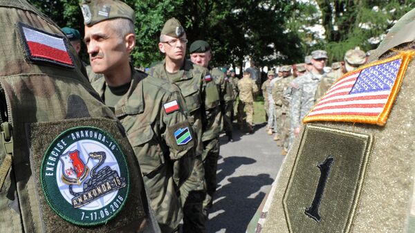 Солдаты польской армии и армии США на церемонии открытия военных учений Анаконда-16 в Польше