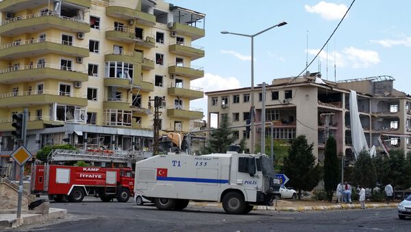 На месте взрыва у полицейского участка в городе Мидьят, Турция. 8 июня 2016