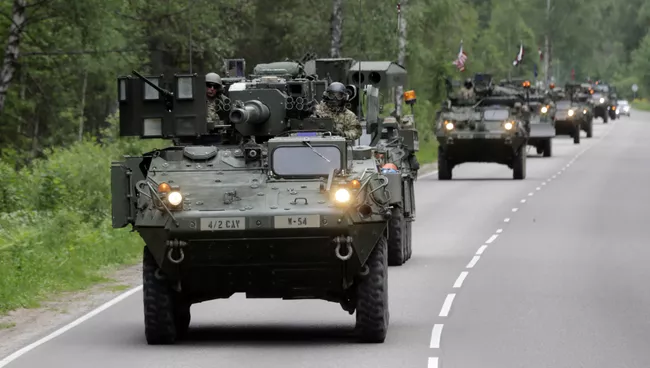 Передислокация колонны военной техники США во время учений Dragoon Ride II. 6 июня 2016