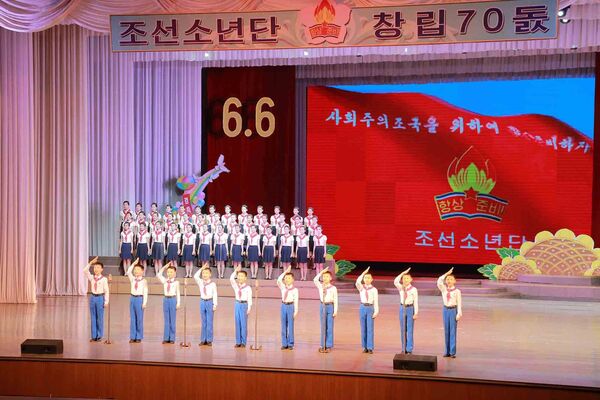 Дети во время выступления на праздновании 70-ти летия Союза детей Кореи